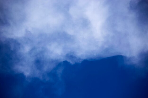 Ambiente di bel tempo con nuvole di cielo blu