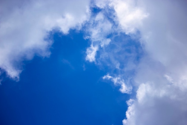 Ambiente di bel tempo con nuvole di cielo blu