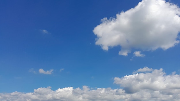 青い空と雲の背景。自然の概念。