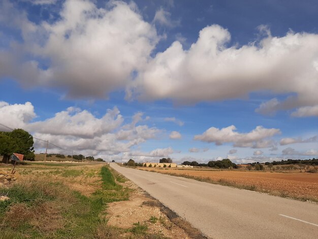 Foto cieli blu e nuvole panchine