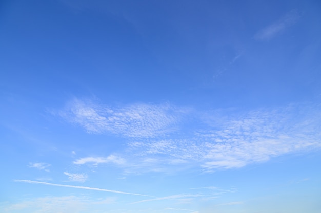 青い空と雲は昼間