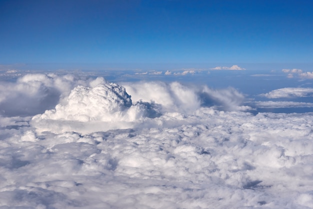 Cielo blu sopra le nuvole dalla finestra dell'aeroplano