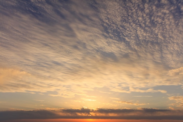 夕暮れ時の青い空と雲