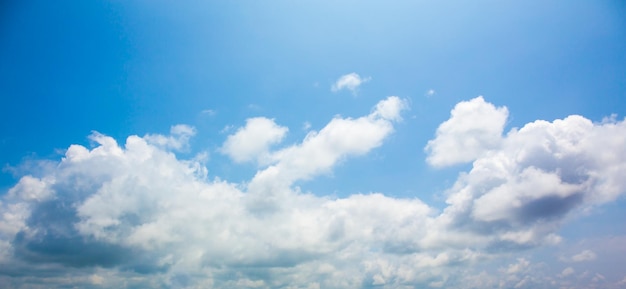 Голубое небо и облака с пространством или свободой художественного дизайна с небом