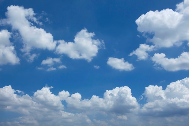 青い空の雲