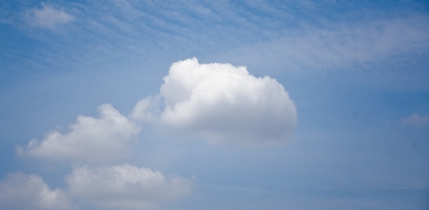 Foto cielo blu e nuvole