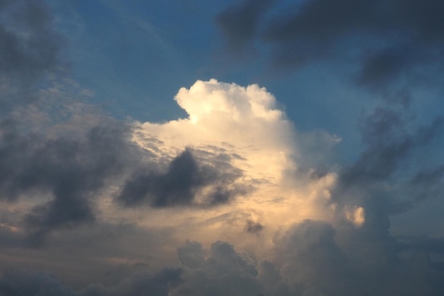 Cielo azzurro e nuvole grigio scuro cielo serale cambiamento climatico nubi cumuliformi di cotone nella stratosfera