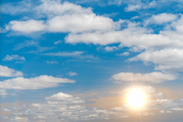 Photo blue sky during a sunny day with sunlight sun somes clouds white cloud on blue sky some white whispy clouds and sunny blue sky cloudscape beautiful blue sky and clouds natural background