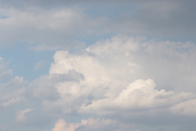 青い空とふわふわの雲晴れた日ふわふわの雲と美しい空