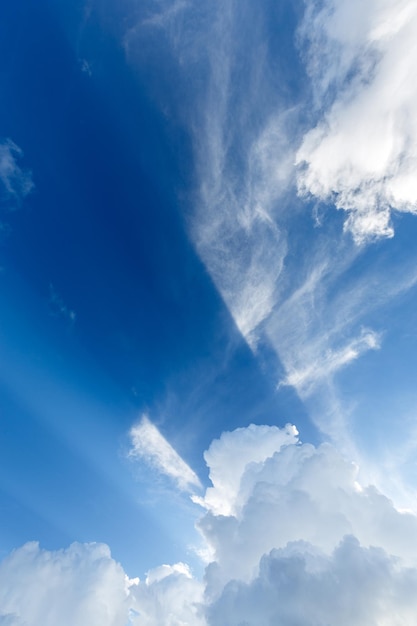 Photo blue sky and fluffy white clouds