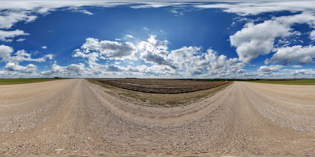 사진 푸른 하늘 hdri 360 파노라마는 봄날의  사이에서 자갈 도로에 멋진 구름과 함께 vr ar 콘텐츠 또는 스카이 교체에 대한 평각형 완전 원활한 구형 투영입니다.