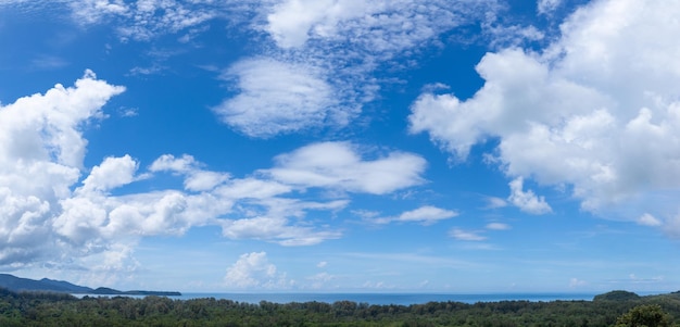 写真 晴れた日の雲と青い空の地平線の背景海景パノラマプーケットタイ