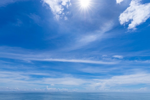 写真 晴れた日の雲と青い空の地平線の背景海の景色のパノラマプーケットタイ