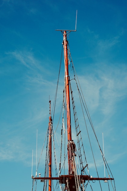 青い空と港の古い帆船のマスト