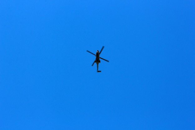 青い空と軍用ヘリコプター
