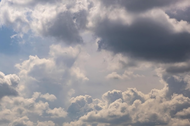 하늘 교체를 위해 아름다운 구름이 사용되는 푸른 하늘 파노라마