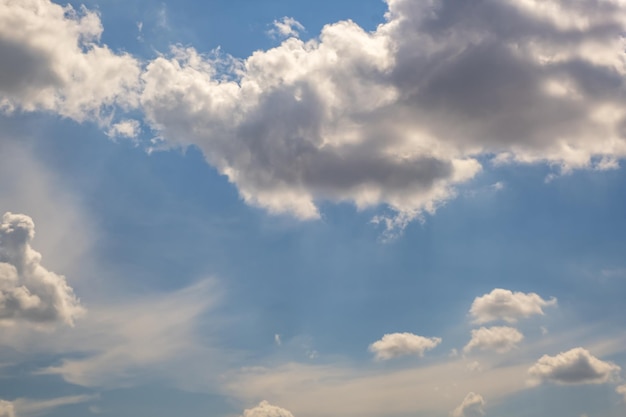 空の交換に使用する美しい雲のある青い空のパノラマ