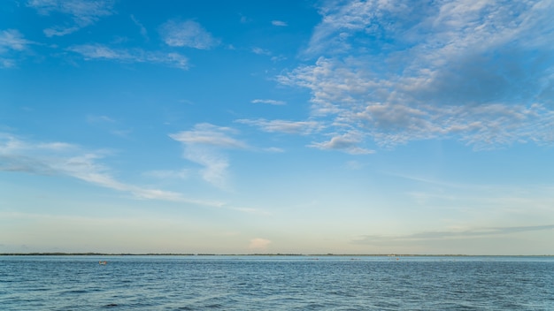 夕方の海の上の青い空