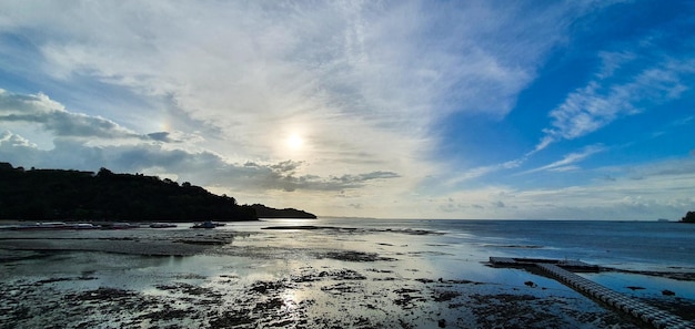 Foto cielo blu mare sulla spiaggia di phuket