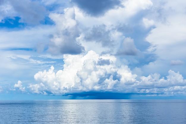 青空と海