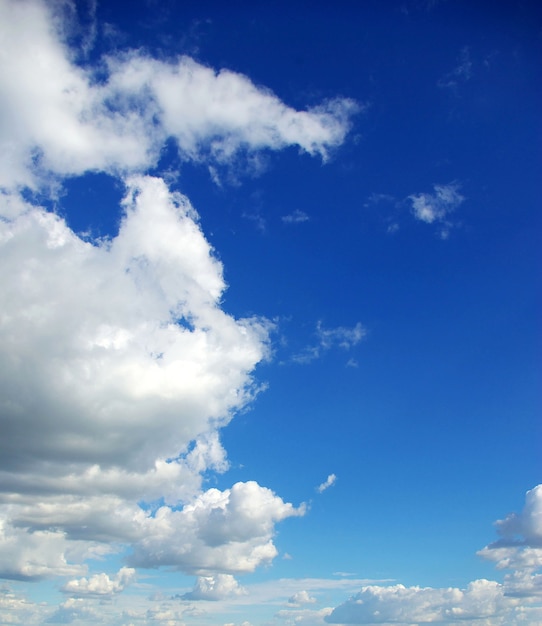 小さな雲と青い空の表面