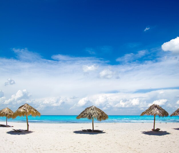 Cielo blu e spiaggia tropicale