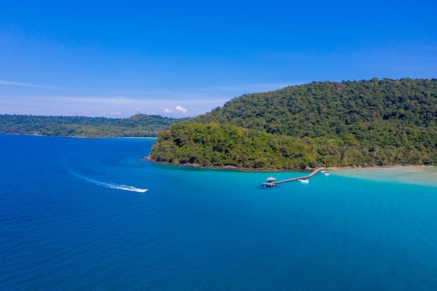 タイ東部のクッド島の横にある島の青い空とターコイズブルーの海。