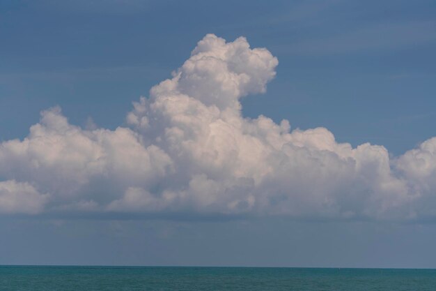 Голубое небо белое облако и спокойная морская вода солнечный день