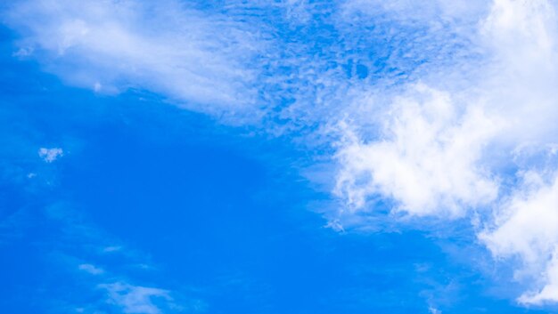 青い空と白い雲は背景として使用します空は明るい青で白い雲が散らばっています天と雲の自然画像は壁紙のバナーまたは背景として使用するのに最適です