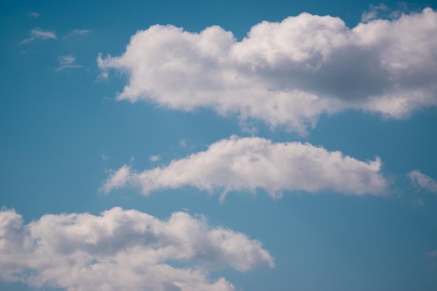 青い空と白い雲澄んだ澄んだ空良い天気