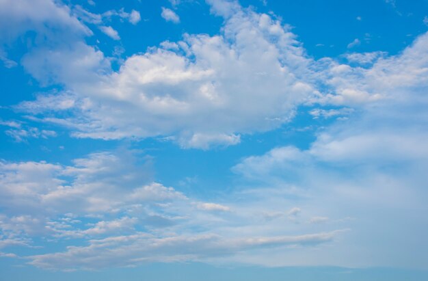 Photo blue sky and white clouds, the freshness of the new day. the bright blue background gives a feeling of relaxation as in the sky, the scenery of the blue sky and the light of the sun.