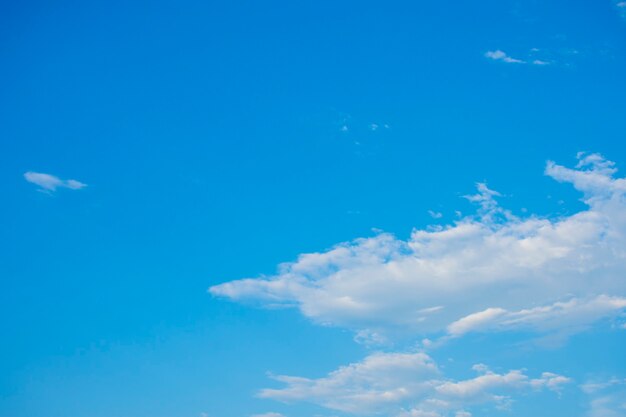 青い空と白い雲、新しい日の新鮮さ。鮮やかなブルーの背景は、空、青い空の風景、太陽の光のようにリラックスした気分を味わえます。