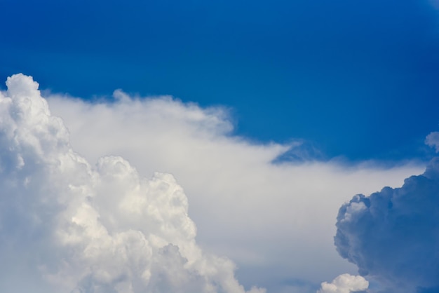 Cielo azzurro e nuvole bianche la freschezza del nuovo giorno Foto Premium