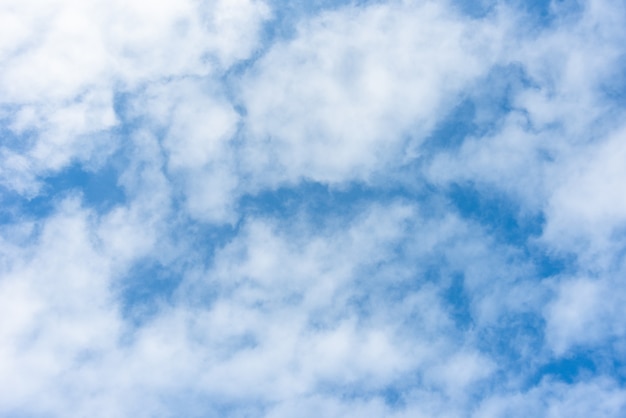 青い空と白い雲の自然な背景。自然環境の鮮やかなシアンの雲景。屋外の地平線のスカイライン。