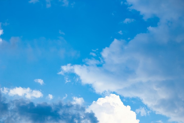 自然の夏の天気の背景に青い空白い雲