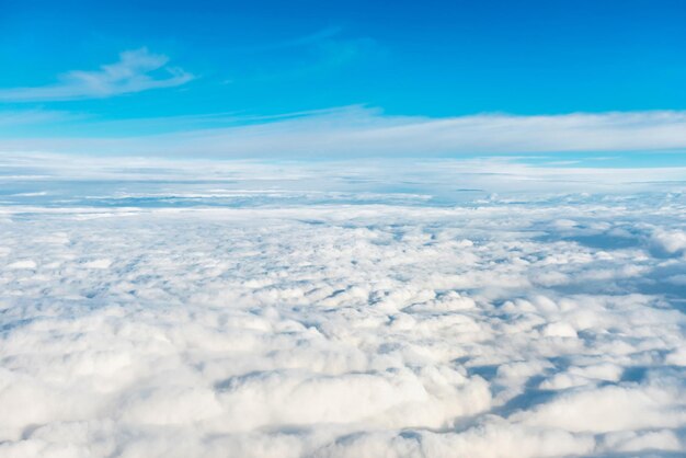 飛行機からの青い空と白い雲の眺め