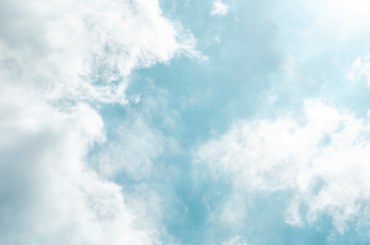 Photo blue sky and white clouds with blurred background 