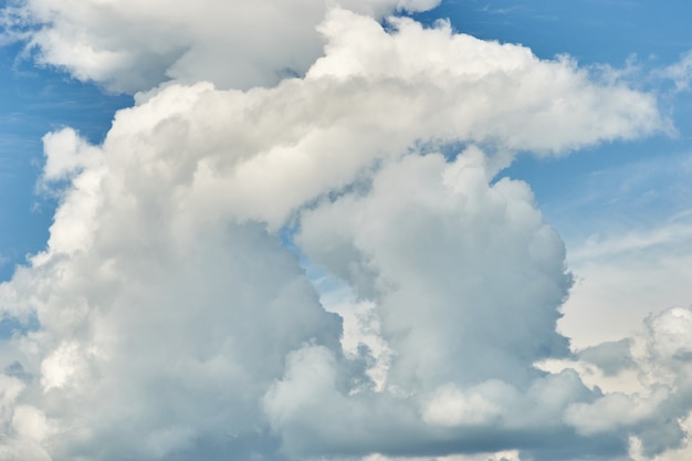 Photo blue sky and white clouds