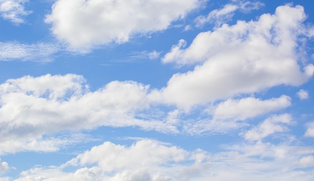 Foto cielo blu e nuvole bianche