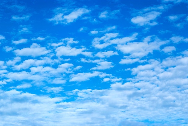 青い空と白いふわふわの雲