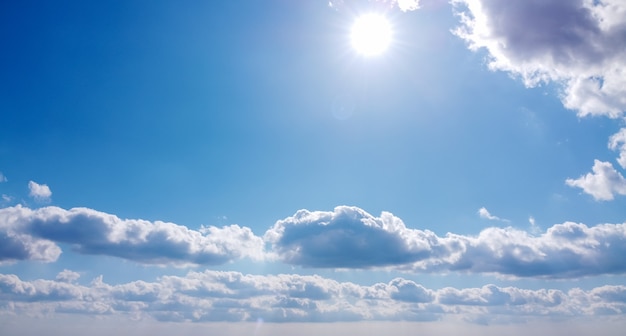 美しい太陽と雲と青い空