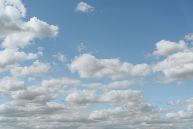 写真 美しくふわふわの白い雲と青い空