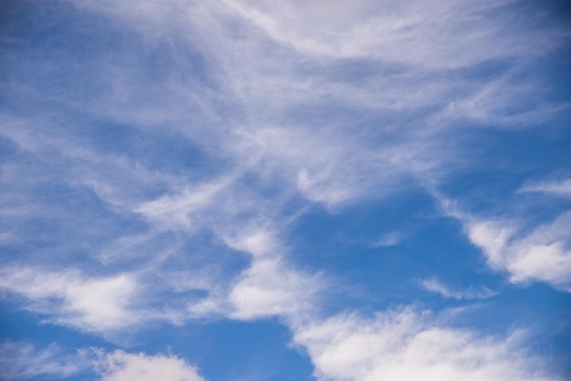 大きな白い雲と青い空 空の置換ツールの背景