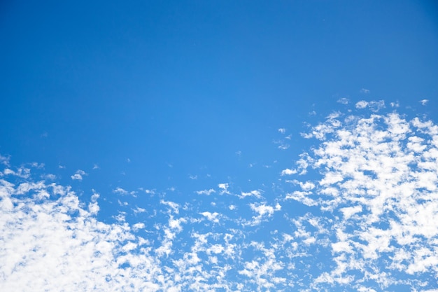 Photo blue sky with cirro cumulus white clouds