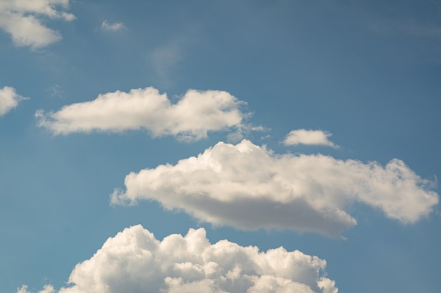 雲のクローズアップと青い空