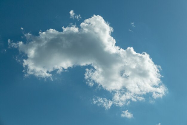 雲のクローズアップと青い空