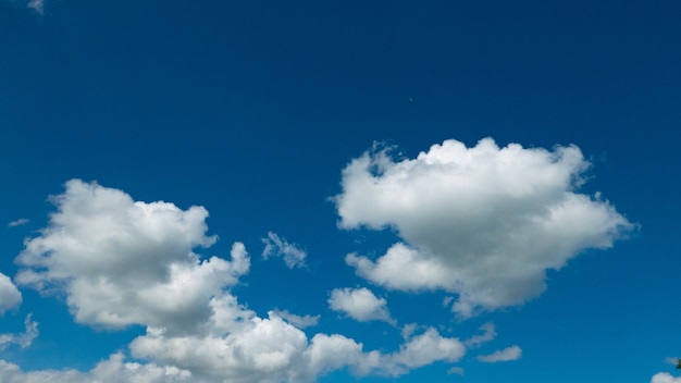 雲のクローズアップと青い空