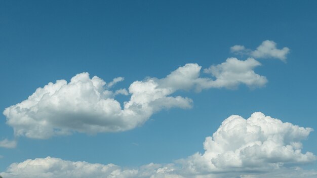 Голубое небо с облаками крупным планом