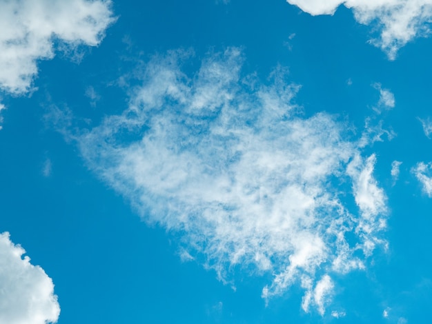 雲のクローズアップと青い空