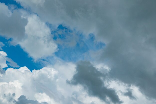 雲のクローズアップと青い空